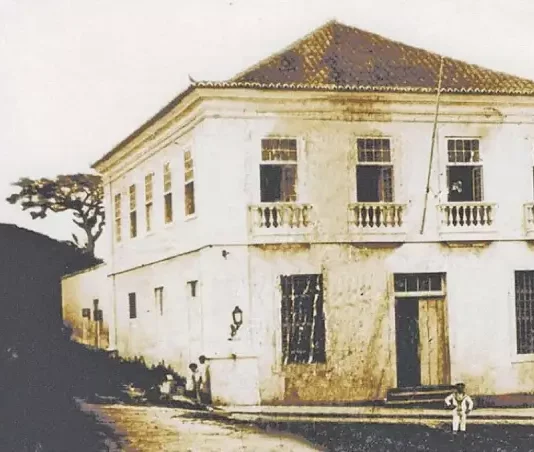 Registros antigos guardados no Arquivo Histórico revelam como São José mudou Foto antiga do prédio do Arquivo Histórico de São José ilustra a preservação da memória e das transformações da cidade ao longo do tempo.