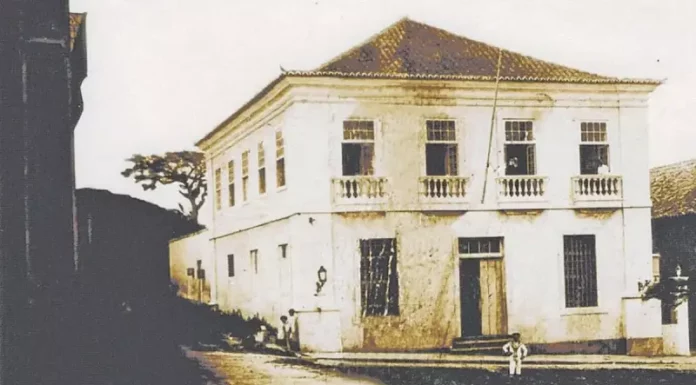 Foto antiga do prédio do Arquivo Histórico de São José ilustra a preservação da memória e das transformações da cidade ao longo do tempo.