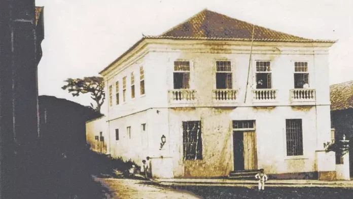Arquivo Histórico SJ (1) Foto antiga do prédio do Arquivo Histórico de São José ilustra a preservação da memória e das transformações da cidade ao longo do tempo.