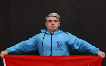 Arthur Kretzer, atleta de São José, posa com uniforme de judô em imagem que destaca o jovem campeão brasileiro de 12 anos.