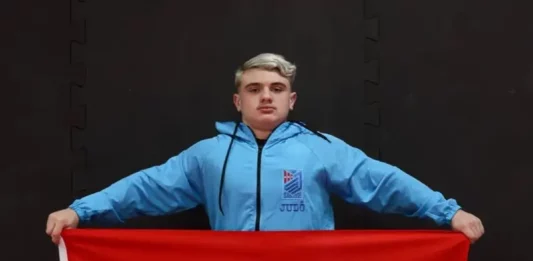 Arthur Kretzer, atleta de São José, lança marca própria aos 12 anos Arthur Kretzer, atleta de São José, posa com uniforme de judô em imagem que destaca o jovem campeão brasileiro de 12 anos.