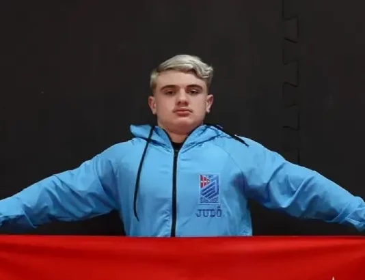 Arthur Kretzer, atleta de São José, lança marca própria aos 12 anos Arthur Kretzer, atleta de São José, posa com uniforme de judô em imagem que destaca o jovem campeão brasileiro de 12 anos.
