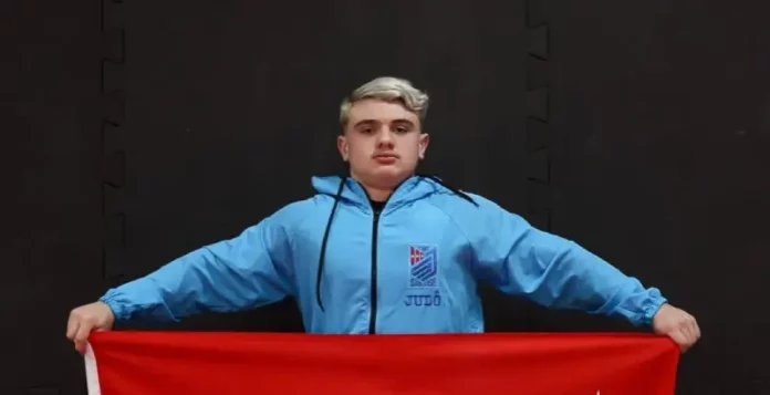 Arthur Kretzer, atleta de São José, posa com uniforme de judô em imagem que destaca o jovem campeão brasileiro de 12 anos.