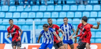 Jogadores do Avaí e Atlético-GO disputam partida