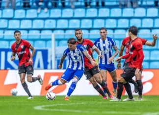 Jogadores do Avaí e Atlético-GO disputam partida