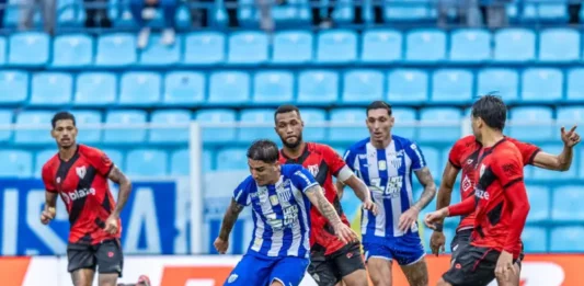 Avaí encara pedreiras na Série B e Figueirense tenta salvar o ano na Copa Santa Catarina Jogadores do Avaí e Atlético-GO disputam partida