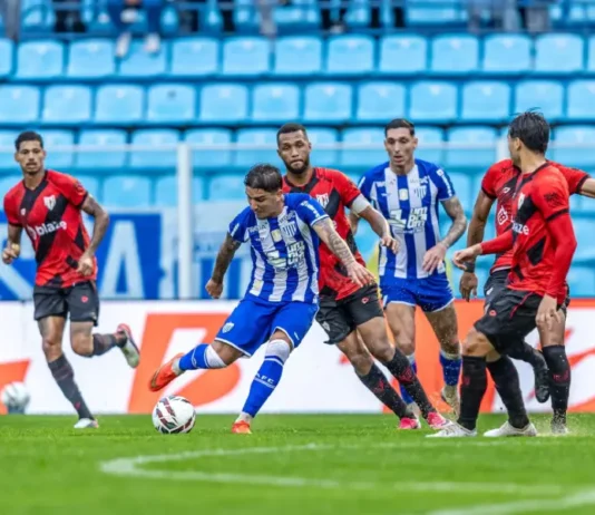 Jogadores do Avaí e Atlético-GO disputam partida