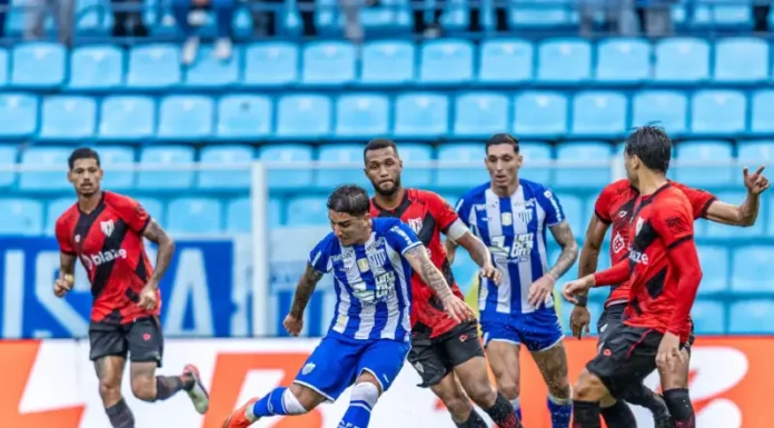 Jogadores do Avaí e Atlético-GO disputam partida