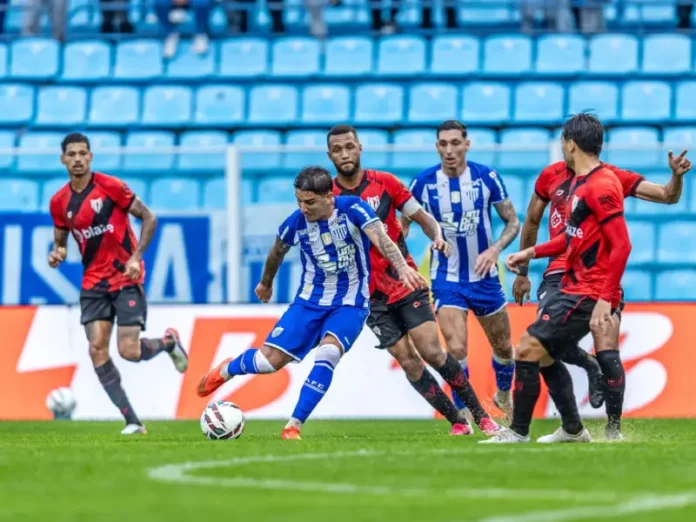 Avai-x-Atletico-GO Jogadores do Avaí e Atlético-GO disputam partida