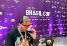 Brasil Cup reúne especialistas em bebidas de sete países em Florianópolis Especialista degusta bebida durante avaliação no Concursos Brasil Cup, em Florianópolis.