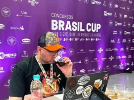 Brasil Cup reúne especialistas em bebidas de sete países em Florianópolis Especialista degusta bebida durante avaliação no Concursos Brasil Cup, em Florianópolis.