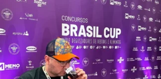 Especialista degusta bebida durante avaliação no Concursos Brasil Cup, em Florianópolis.