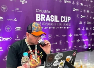 Especialista degusta bebida durante avaliação no Concursos Brasil Cup, em Florianópolis.