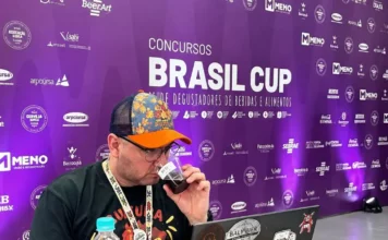 Especialista degusta bebida durante avaliação no Concursos Brasil Cup, em Florianópolis.