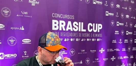 Brasil Cup reúne especialistas em bebidas de sete países em Florianópolis Especialista degusta bebida durante avaliação no Concursos Brasil Cup, em Florianópolis.