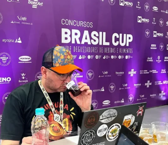 Brasil Cup reúne especialistas em bebidas de sete países em Florianópolis Especialista degusta bebida durante avaliação no Concursos Brasil Cup, em Florianópolis.