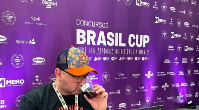 Brasil Cup reúne especialistas em bebidas de sete países em Florianópolis Especialista degusta bebida durante avaliação no Concursos Brasil Cup, em Florianópolis.