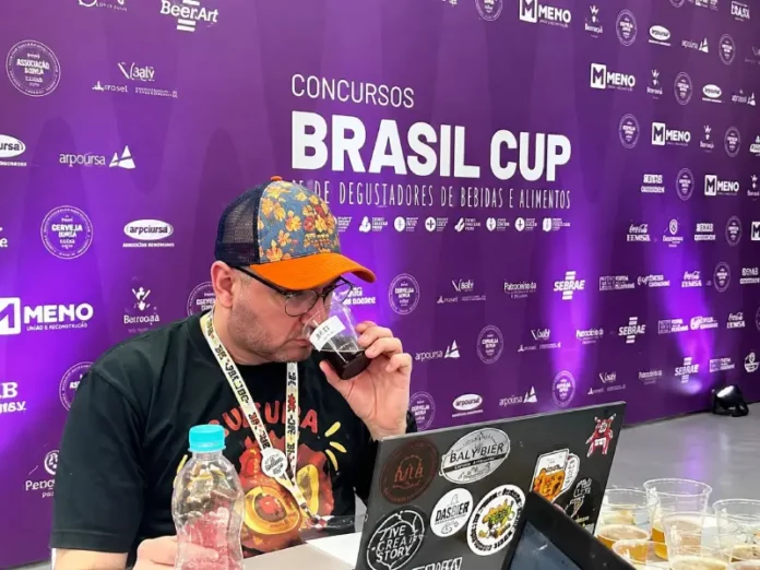 Brasil Cup Especialista degusta bebida durante avaliação no Concursos Brasil Cup, em Florianópolis.