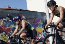 São José recebe etapa do Campeonato Catarinense de Duathlon neste domingo Atletas de duathlon pedalam durante prova, ilustrando a etapa do Campeonato Catarinense de Duathlon em São José.