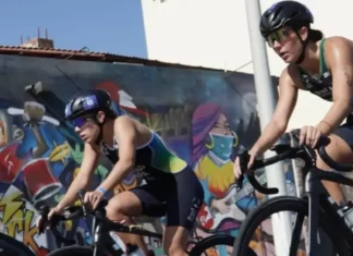 São José recebe etapa do Campeonato Catarinense de Duathlon neste domingo Atletas de duathlon pedalam durante prova, ilustrando a etapa do Campeonato Catarinense de Duathlon em São José.