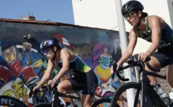São José recebe etapa do Campeonato Catarinense de Duathlon neste domingo Atletas de duathlon pedalam durante prova, ilustrando a etapa do Campeonato Catarinense de Duathlon em São José.