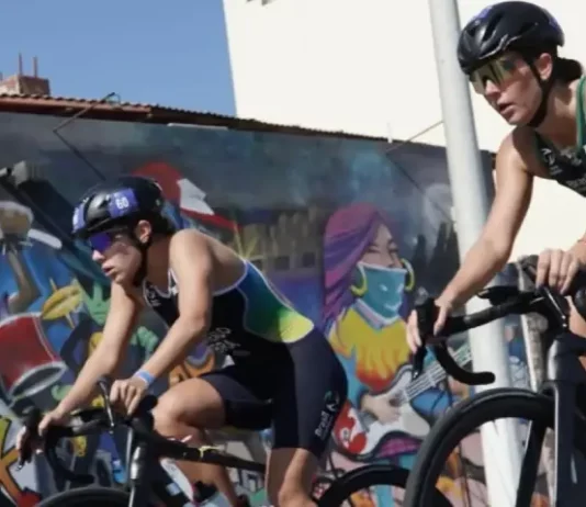 Atletas de duathlon pedalam durante prova, ilustrando a etapa do Campeonato Catarinense de Duathlon em São José.