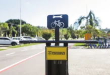 Dia Mundial Sem Carro terá atividades gratuitas em Florianópolis nesta terça-feira (22) Estação de manutenção de bicicletas em Florianópolis ilustra ações de incentivo à mobilidade no Dia Mundial Sem Carro.