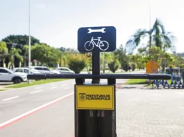 Estação de manutenção de bicicletas em Florianópolis ilustra ações de incentivo à mobilidade no Dia Mundial Sem Carro.