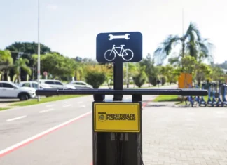 Estação de manutenção de bicicletas em Florianópolis ilustra ações de incentivo à mobilidade no Dia Mundial Sem Carro.