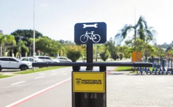 Estação de manutenção de bicicletas em Florianópolis ilustra ações de incentivo à mobilidade no Dia Mundial Sem Carro.