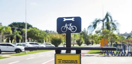 Dia Mundial Sem Carro terá atividades gratuitas em Florianópolis nesta terça-feira (22) Estação de manutenção de bicicletas em Florianópolis ilustra ações de incentivo à mobilidade no Dia Mundial Sem Carro.