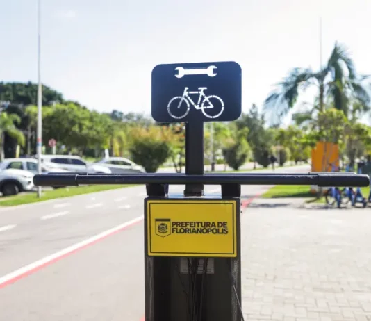 Estação de manutenção de bicicletas em Florianópolis ilustra ações de incentivo à mobilidade no Dia Mundial Sem Carro.