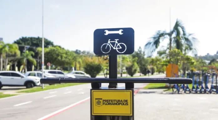 Estação de manutenção de bicicletas em Florianópolis ilustra ações de incentivo à mobilidade no Dia Mundial Sem Carro.