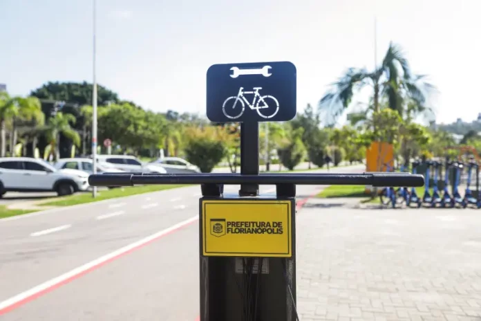 Dia Mundial Sem Carro Florianópolis Estação de manutenção de bicicletas em Florianópolis ilustra ações de incentivo à mobilidade no Dia Mundial Sem Carro.