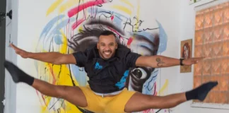 Artista salta em frente a mural colorido, em imagem que ilustra os novos editais da Política Nacional Aldir Blanc em São José.