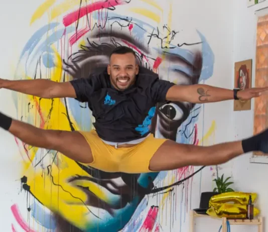Novos editais da Aldir Blanc vão destinar R$ 1,8 milhão à cultura de São José Artista salta em frente a mural colorido, em imagem que ilustra os novos editais da Política Nacional Aldir Blanc em São José.