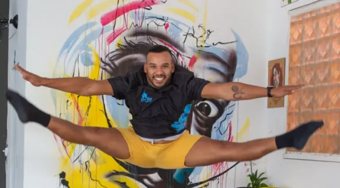 Novos editais da Aldir Blanc vão destinar R$ 1,8 milhão à cultura de São José Artista salta em frente a mural colorido, em imagem que ilustra os novos editais da Política Nacional Aldir Blanc em São José.