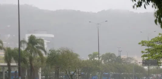 Chuva em área urbana ilustra previsão de aumento da frequência das chuvas com a intensificação do El Niño.