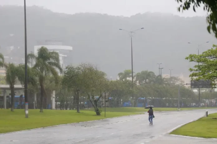 Chuva em área urbana ilustra previsão de aumento da frequência das chuvas com a intensificação do El Niño.