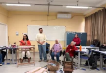 Websérie resgata tradição da produção artesanal de algodão em Bombinhas Atividade do projeto Fios de Algodão reúne estudantes, mestras da cultura tradicional e artesãos em sala de aula, com demonstrações de fiação e tecelagem artesanal do algodão.