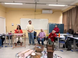 Atividade do projeto Fios de Algodão reúne estudantes, mestras da cultura tradicional e artesãos em sala de aula, com demonstrações de fiação e tecelagem artesanal do algodão.