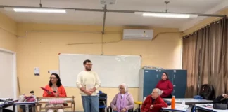 Atividade do projeto Fios de Algodão reúne estudantes, mestras da cultura tradicional e artesãos em sala de aula, com demonstrações de fiação e tecelagem artesanal do algodão.