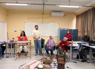 Atividade do projeto Fios de Algodão reúne estudantes, mestras da cultura tradicional e artesãos em sala de aula, com demonstrações de fiação e tecelagem artesanal do algodão.