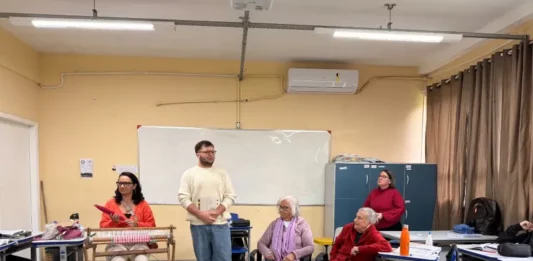 Websérie resgata tradição da produção artesanal de algodão em Bombinhas Atividade do projeto Fios de Algodão reúne estudantes, mestras da cultura tradicional e artesãos em sala de aula, com demonstrações de fiação e tecelagem artesanal do algodão.