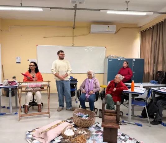 Websérie resgata tradição da produção artesanal de algodão em Bombinhas Atividade do projeto Fios de Algodão reúne estudantes, mestras da cultura tradicional e artesãos em sala de aula, com demonstrações de fiação e tecelagem artesanal do algodão.