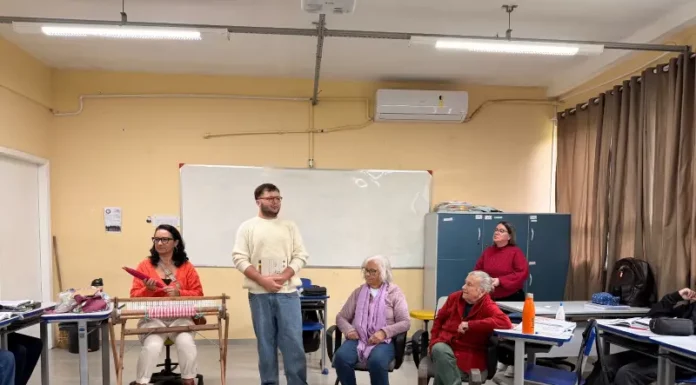 Atividade do projeto Fios de Algodão reúne estudantes, mestras da cultura tradicional e artesãos em sala de aula, com demonstrações de fiação e tecelagem artesanal do algodão.