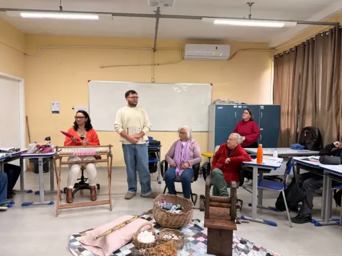 Fios de Algodão Atividade do projeto Fios de Algodão reúne estudantes, mestras da cultura tradicional e artesãos em sala de aula, com demonstrações de fiação e tecelagem artesanal do algodão.