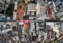 Florianópolis é eleita a cidade mais criativa do Brasil em ranking nacional Vista aérea do Centro de Florianópolis, eleita a cidade mais criativa do Brasil, destaca prédios, ruas e intervenções de arte urbana, ilustrando a criatividade e a diversidade cultural da cidade.