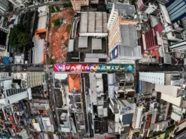 Florianópolis é eleita a cidade mais criativa do Brasil em ranking nacional Vista aérea do Centro de Florianópolis, eleita a cidade mais criativa do Brasil, destaca prédios, ruas e intervenções de arte urbana, ilustrando a criatividade e a diversidade cultural da cidade.