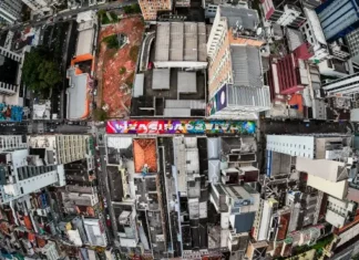 Florianópolis é eleita a cidade mais criativa do Brasil em ranking nacional Vista aérea do Centro de Florianópolis, eleita a cidade mais criativa do Brasil, destaca prédios, ruas e intervenções de arte urbana, ilustrando a criatividade e a diversidade cultural da cidade.